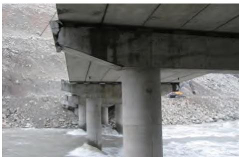 图1斜交桥主梁移位震害